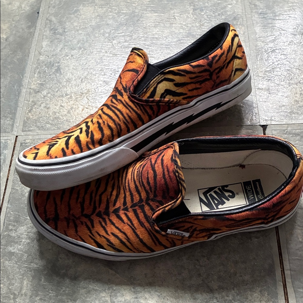 Vans Men's Orange Tiger Print Slip-On Sneakers. Logo BURN BRIGHT - Picture 6 of 6